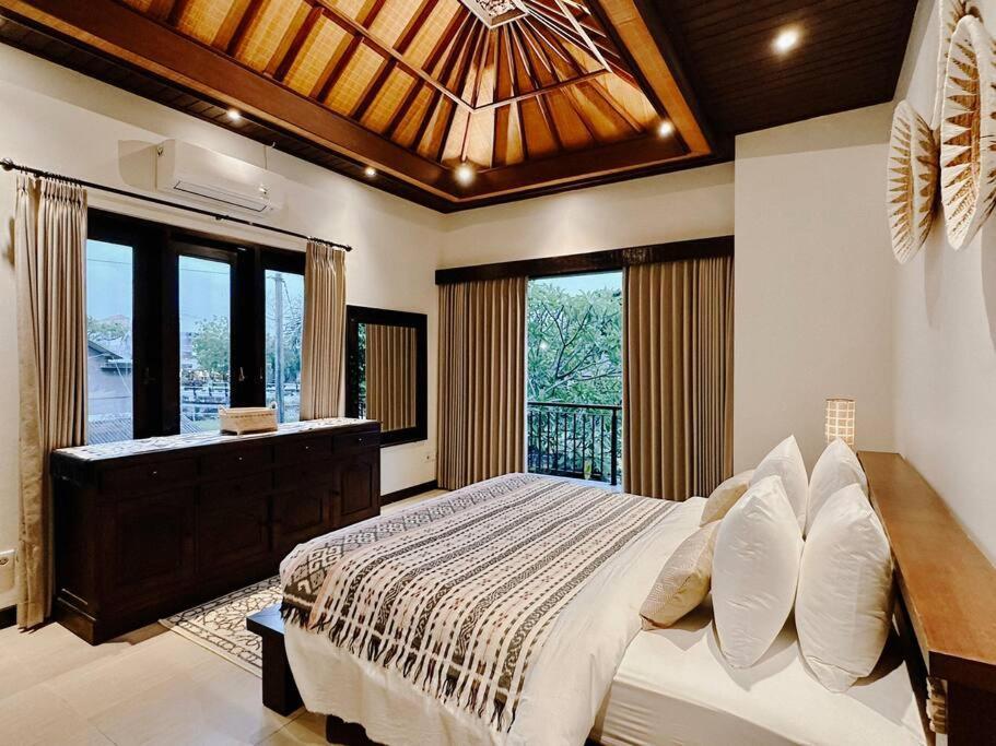 Villa Sriwedari - *